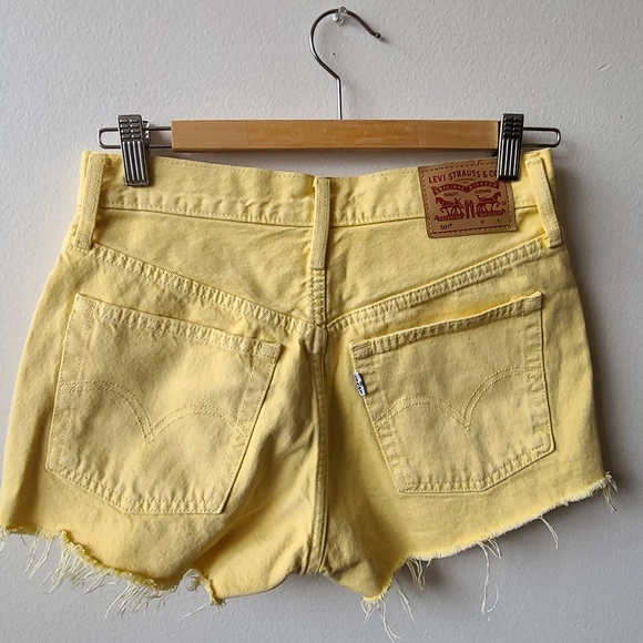 Levi's 501 crop shorts yellow W25 - Picture 2 of 4